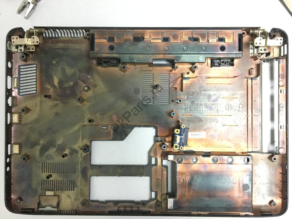 Aspire запчасти. Корпус для Samsung r469. Верхний корпус ноутбука самсунг r470f. Ноутбук нижняя часть корпуса отломлена. Samsung r410 плата с кнопкой включения.